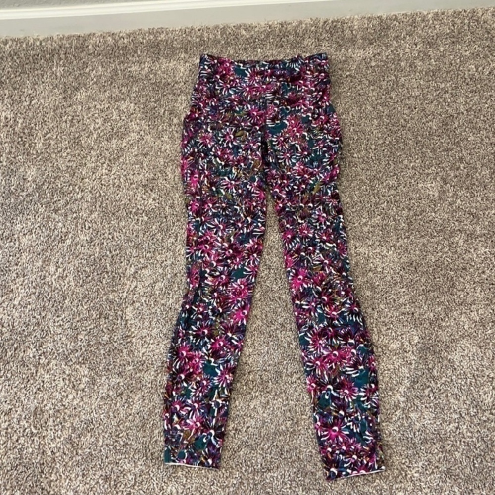Lululemon Base Pace High-Rise Tight 28" *Brushed
Floral Electric Multi size 2